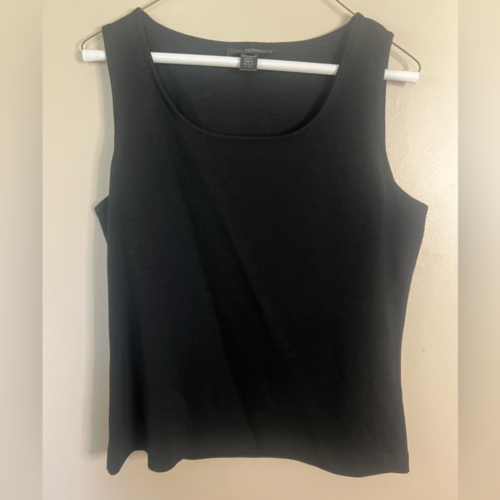 St. John M Black Shell Tank EUC